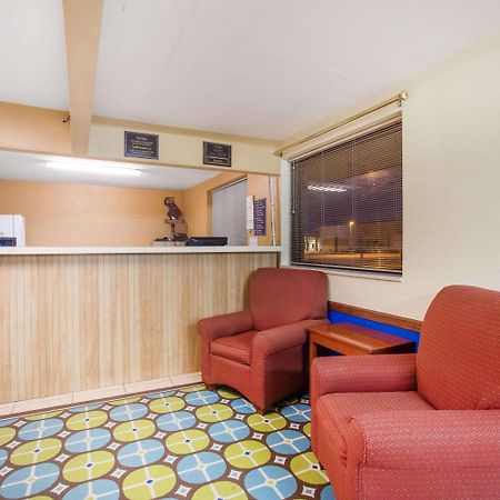 Travelodge By Wyndham Great Bend Bagian luar foto