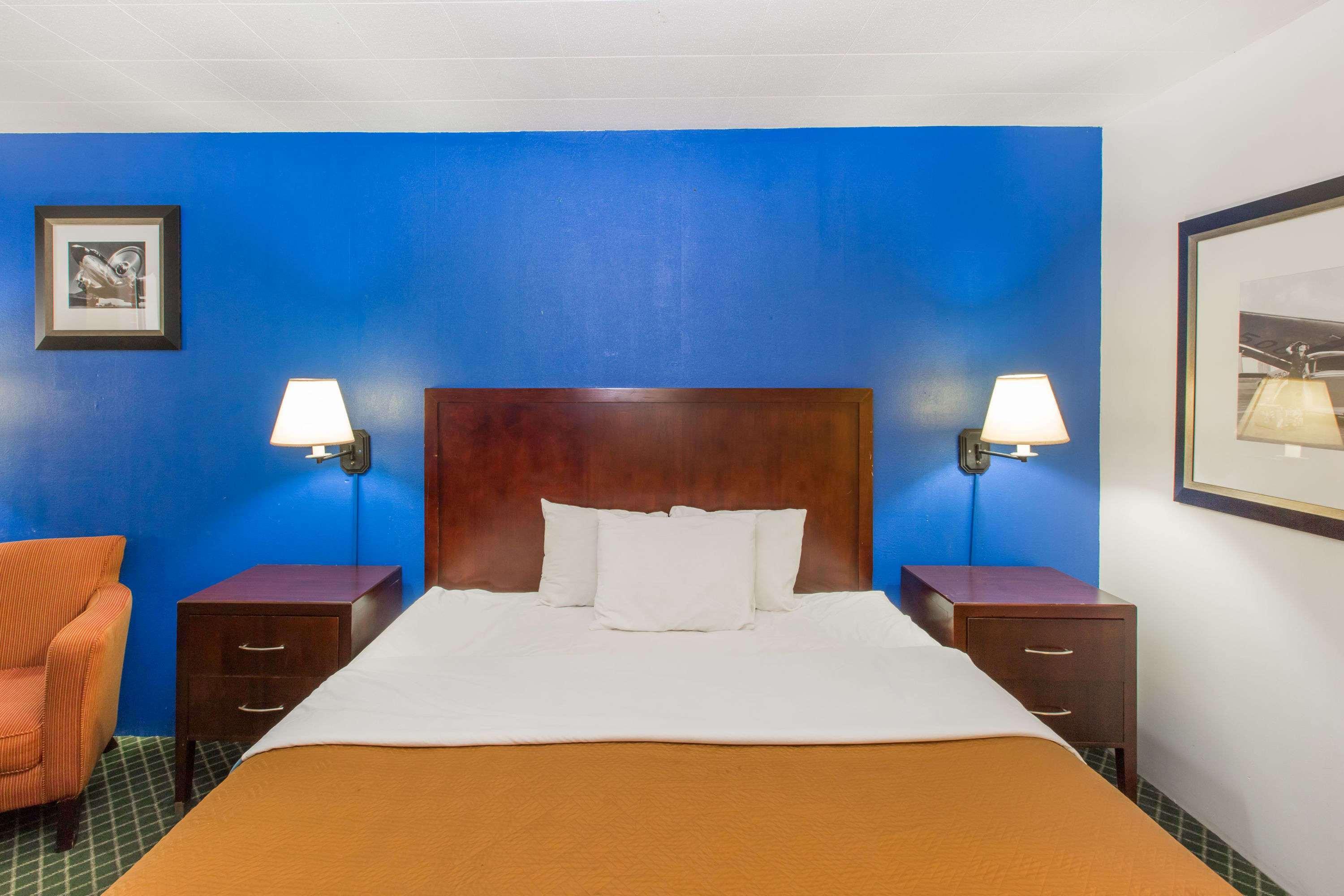 Travelodge By Wyndham Great Bend Bagian luar foto