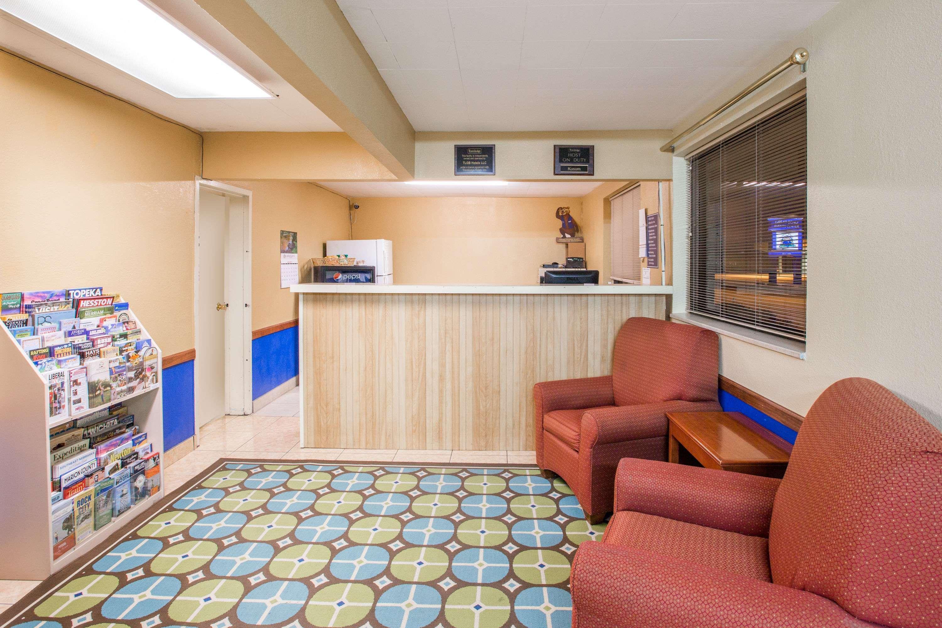 Travelodge By Wyndham Great Bend Bagian luar foto