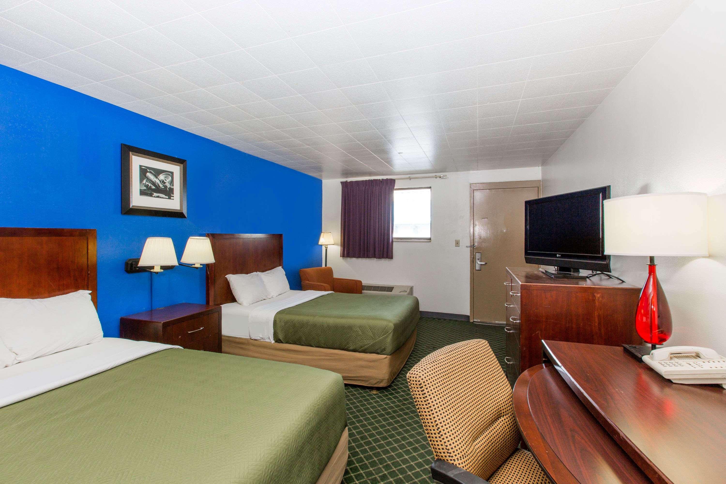 Travelodge By Wyndham Great Bend Bagian luar foto