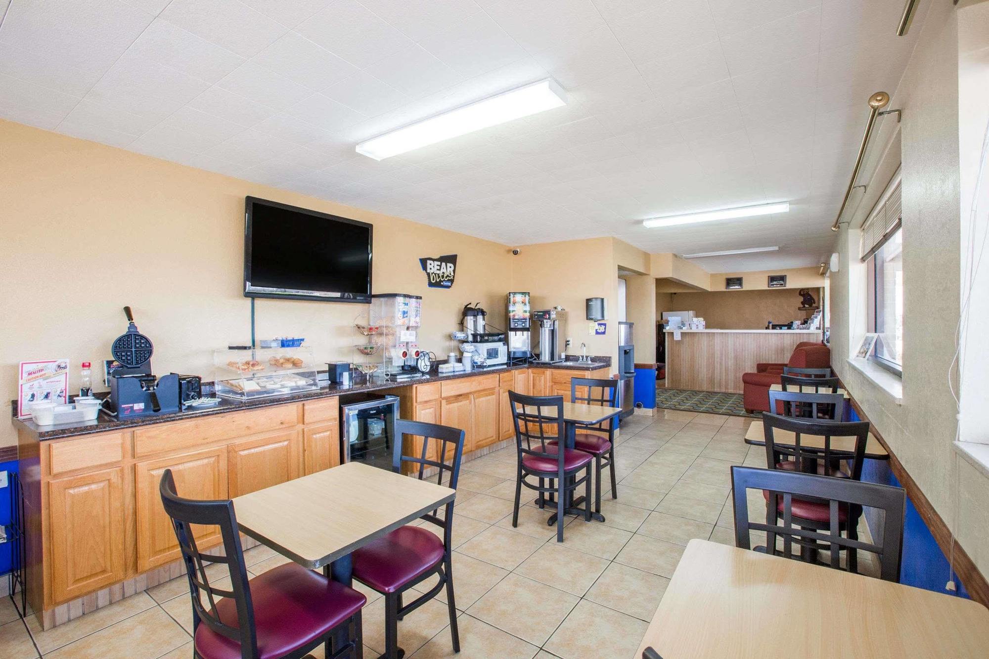 Travelodge By Wyndham Great Bend Bagian luar foto